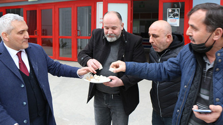 Karabükspor Bölgesel Amatör Lige düştü, başkan Mehmet Yüksel helva dağıttı Karabükspor Bölgesel Amatör Lige düştü, başkan Mehmet Yüksel helva dağıttı