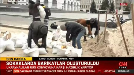 Kum torbalarıyla siper hazırlanıyor