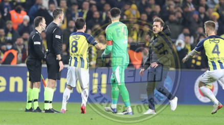 Son dakika haberi: Fenerbahçe - Trabzonspor maçında sahaya giren taraftar, hakem Zorbay Küçüke saldırmaya çalıştı