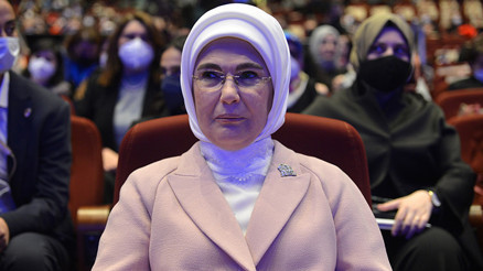 Emine Erdoğan: Kadınların hak ettikleri gibi bir hayat sürmelerini istiyorsak, önce savaşları durduralım