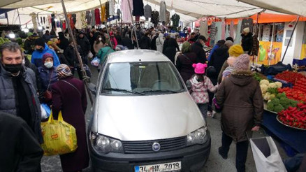Avcılarda semt pazarında yine otomobil unutuldu