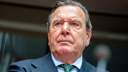 SPD’den Schröder’e: ‘Rengini belli et, tavır koy’