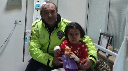 Polis, küçük çocuğu kurtarmak için kendini aracın önüne attı