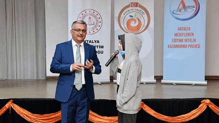 RESMİYET KAPIDA KALDI