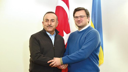 Zelenski gibi hâkî renkli mont giydi Zelenski gibi hâkî renkli mont giydi