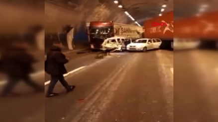 TEM otoyolu İstanbul istikametinde Bolu Dağı Tüneli içinde zincirleme kaza
