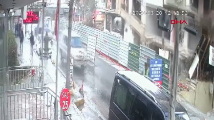 Avcılarda bina çöktü Çevredekilerin ölümden döndüğü anlar kamerada