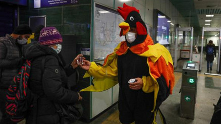 İstanbulda metro girişinde horoz kostümlü su için çağrısı