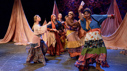 Tiyatro dolu hafta sonu