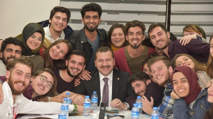 Balıkesir’de gençliğe yapılan yatırımlara BM’den alkış Balıkesir’de gençliğe yapılan yatırımlara BM’den alkış