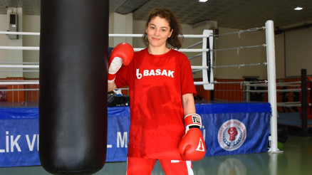 Boksör Seren Ay Çetin dünyaya meydan okuyacak Boksör Seren Ay Çetin dünyaya meydan okuyacak
