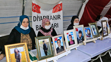 Evlat nöbetindeki anne: Kızım gel, orası senin yerin değil