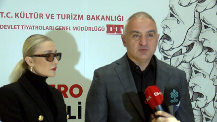 Bakan Ersoy AKM’de ’Müzikhaller’ oyununu izledi