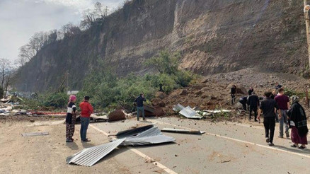Ayder yolunda heyelan: Karayolu ulaşıma kapandı