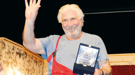 Erdal Özyağcılar onur ödülünü seyircisiyle aldı