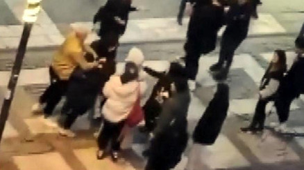 Avcılarda genç kızların kedi kavgası