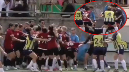 Amed Sportif Faaliyetler-Fenerbahçe kadın futbol maçında ortalık karıştı Tekme ve yumruklar...