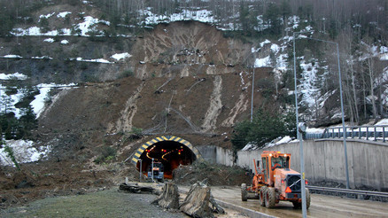 Heyelan nedeniyle kapanan Bolu Dağı Tünelinde yol açma çalışmaları sürüyor