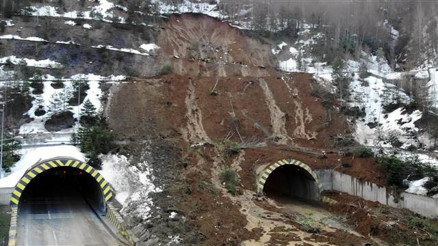 Heyelan nedeniyle kapanan Bolu Dağı Tünelinde yol açma çalışmaları sürüyor
