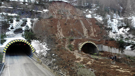 Heyelan nedeniyle Bolu Dağı Tüneli çift yönlü ulaşıma kapanmıştı Bolu Valisi açıkladı: Sürpriz olmazsa yarın açılacak