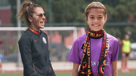 Kadın futbolu emin ellerde Nurcan Çelikin pozitif enerjisi ve küçük Emineyi mutlu eden hediye...