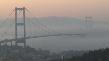 İstanbulu gece saatlerinde sis bastı: Transit gemi trafiği askıya alındı