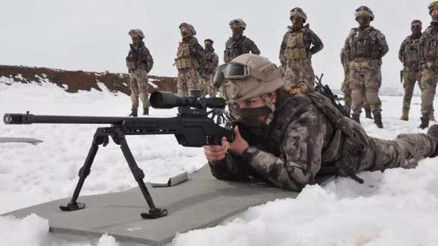 Kadın polisler attığını vuruyor