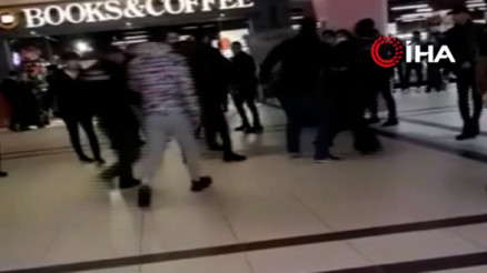 İki grup birbirine girdi, alışveriş merkezi savaş alanına döndü