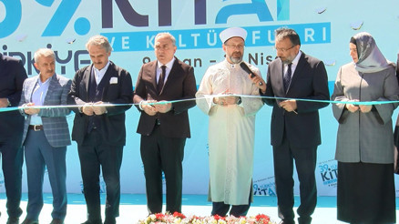 39. Kitap ve Kültür Fuarı, Diyanet İşleri Başkanı Erbaşın katılımıyla Fatih Camiinde açıldı