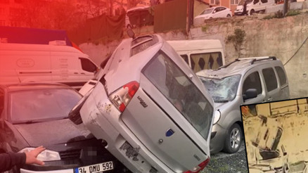 Otomobil, otoparktaki araçların üzerine uçtu: 2 kişi yaralandı