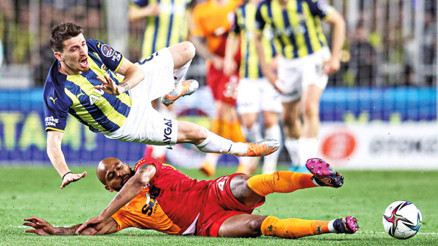 Derbide Mert Hakan Yandaşın takla atması alay konusu oldu: En son Amerika’da görüldü