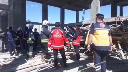 Diyarbakırda inşaat iskelesi çöktü: 1i ağır 6 yaralı Diyarbakırda inşaat iskelesi çöktü: 1i ağır 6 yaralı