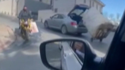 Yokuşu çıkamayan kağıt toplayıcı çocuğa yardım etti