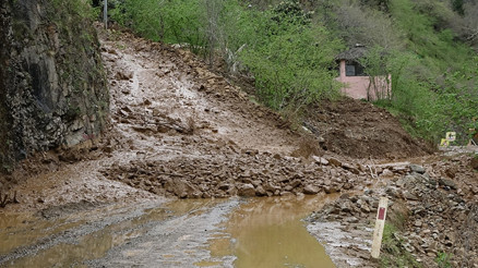 Trabzonda heyelan yol kapattı