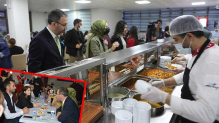 Bakan Kasapoğlu öğrencilerle yemek sırasına girdi Bakan Kasapoğlu öğrencilerle yemek sırasına girdi