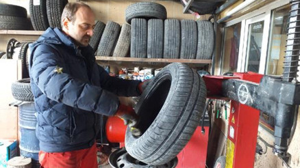 15 yıldır görmeden lastik tamir ediyor 15 yıldır görmeden lastik tamir ediyor