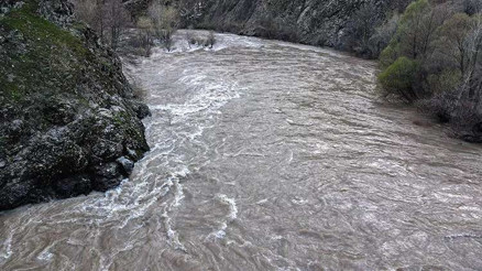 Tuncelide Munzur Çayı için uzak durun uyarısı geldi