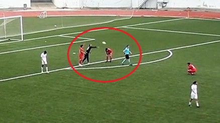 Kırmızı kart görünce hakeme top fırlattı Süper Amatör Lig...
