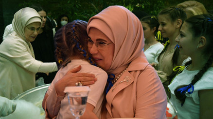 Emine Erdoğan, Ukraynalı savaş mağduru çocukları misafir etti Emine Erdoğan, Ukraynalı savaş mağduru çocukları misafir etti