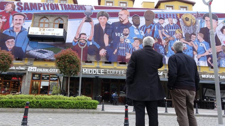 Trabzonspor taraftarları dev afişle şampiyonluğu resmetti