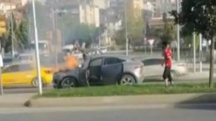Kartalda kaza yapan otomobilde yangın