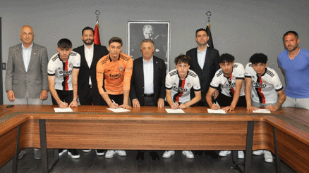Beşiktaş geleceğe imza attı 5 altyapı oyuncusuyla profesyonel mukavele yapıldı Beşiktaş geleceğe imza attı 5 altyapı oyuncusuyla profesyonel mukavele yapıldı