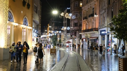 ‘Yaşamak, elde kadeh Beyoğlu…’