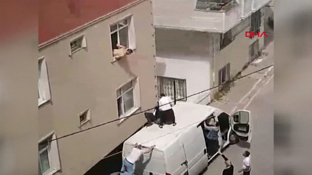 Esenyurtta yangında mahsur kalanları kamyonetiyle kurtardı