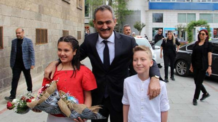 Bakan Özer: Salgınlarda son kapatılması gereken yer okullar Bakan Özer: Salgınlarda son kapatılması gereken yer okullar