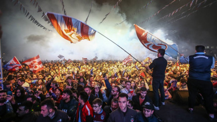 Şampiyonluk kutlamaları için Mutluluğa Kurşun Sıkma kampanyası karşılık buldu