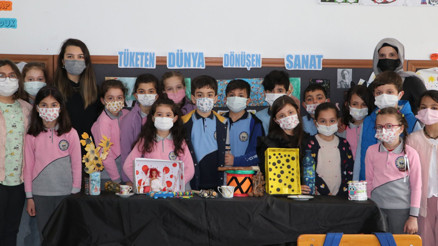 Öğrenciler atıklardan tasarım yapıyor