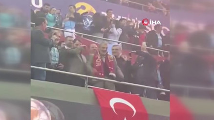Berat Albayrak ve babası Sadık Albayrak Trabzonsporun şampiyonluğuna böyle sevindiler