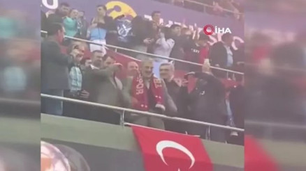 Berat Albayrak ve babası Sadık Albayrak Trabzonsporun şampiyonluğuna böyle sevindi