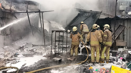 Avcılar’da atık deposunda yangın: 2 kişi hastaneye kaldırıldı